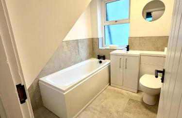 Spacious 4 Bed House, Modern, Free Parking - Foto 7