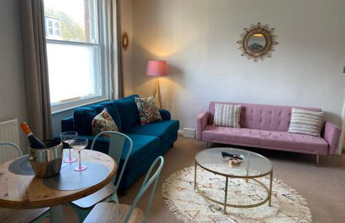 No 3, apartment in the heart of Bridport, Dorset - Photo 8