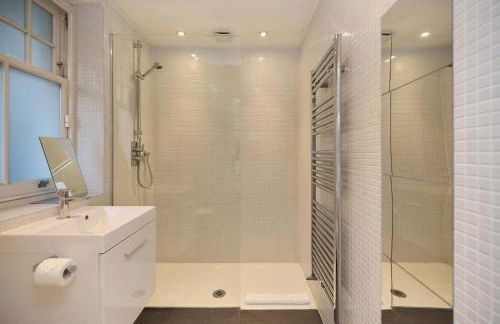 The Clapham Crib - Spacious 4BDR House with Patio - Photo 49