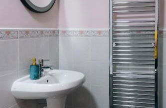 Central Manchester Gem with Stylish 2BR Retreat and Free Carpark - Foto 28