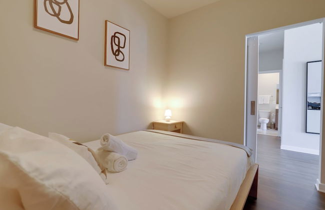 Spacious 2BR Apt with Den W Balcony - Foto 16