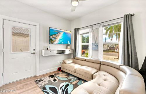PCB Beach Paradise, Steps to SAND, Sleeps 8 - Foto 3