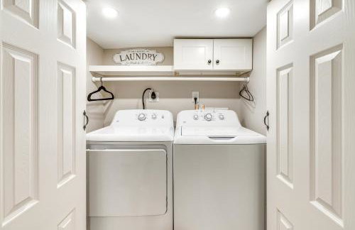 Screened Patio and Fire Pit Modern Westerville Home - Foto 24