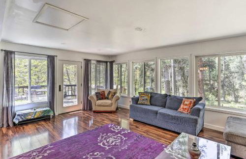 Vibrant Weaverville Escape with Deck and Creek! - Foto 6