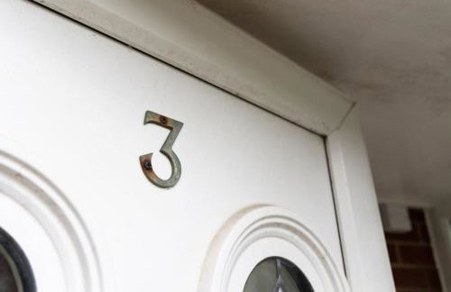 3 bed home sleeps 8 people located 1 min from train stop - Otley Terrace - Photo 43