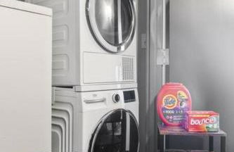 Stunning Downtown Apartment with Pool, Laundry, Parking - Foto 16