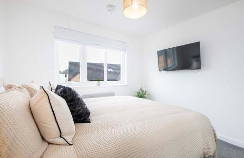 LANGLEY HOUSE Free Parking central LOCATION 5 bed all double with smart TV 3 BATHROOMS Loved by TRADES teams ideal for LONG STAYS contact langley cottages and apartments - Foto 14