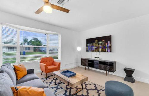 Hidden Gem 4 Bedroom Home with Private Pool & Game Room - Photo 14