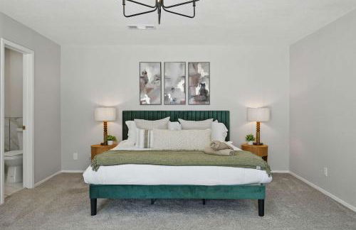 Spacious 5BR Getaway with Pool - Foto 23