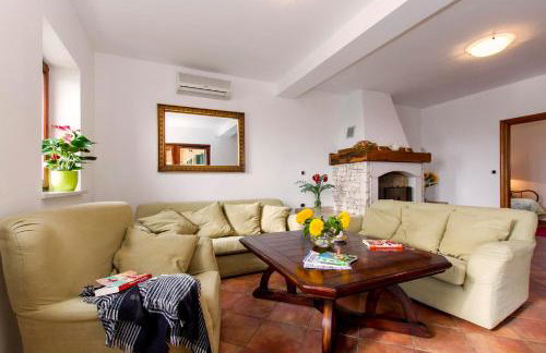 Elegant 4-Bedroom Villa with Private Pool and Amazing Sea Views - Photo 10