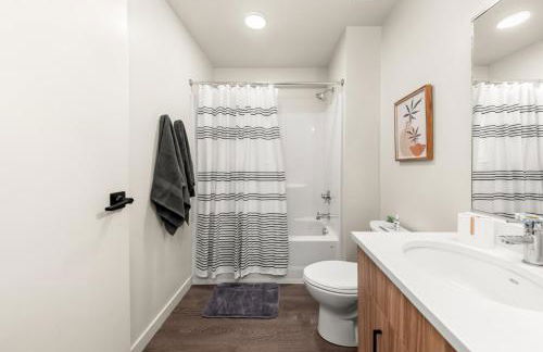 2BR in Downtown with Parking - Foto 14