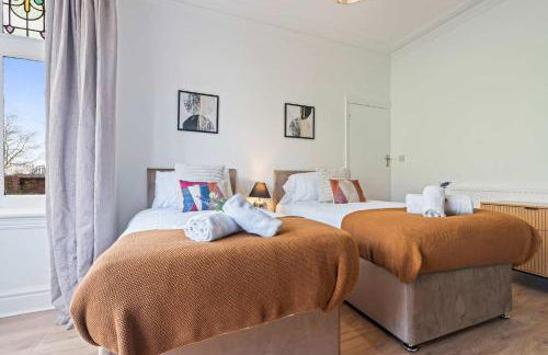 Charming and Spacious Home in Cradley Heath by 53 Degrees Property Sleeps 8 - Foto 12