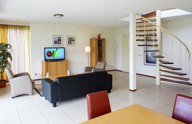 Stylish Villa by the Lake - Photo 8