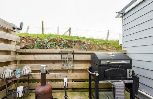 Adorable private couples retreat with hot tub - Photo 18