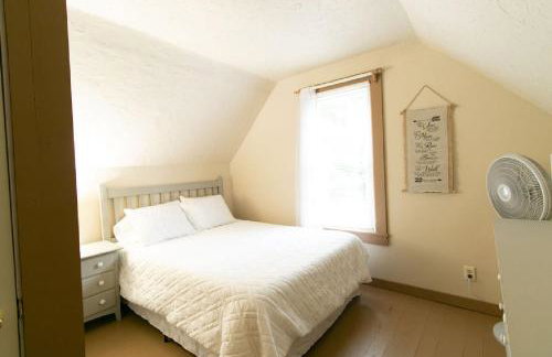 Downtown 2 Bedroom Cottage, Sleeps 6, Walking Distance to Honeywell, Downtown Restaurants, Shopping - Foto 30