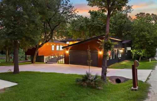 LUX Treehouse on Private Lake next to Lake Conroe with Game room, Paddleboards, Lake Views, and more! - Foto 46