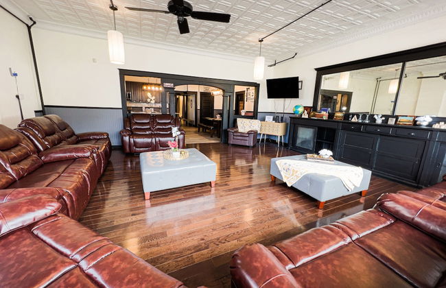 The Pub with Private Yard & Parking, Near the Falls & Casino by Niagara Hospitality - Foto 1