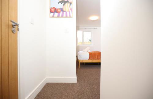 Gloucester Rd By N And N Stays, Newly Refurbed 6 Bed all ensuite house by N And N Stays Ltd, Perfect for contractors and Corporate stays, Close to YTL Arena Site, Pvt Parking for Vans and and work vehicles, Wifi - Foto 48