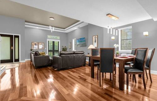 Cozy & Elegant 4BR Enchanted Townhouse - 1 Mile to Disney with Resort Pool, Gym, & Jacuzzi - Photo 3