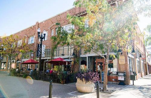 Stylish Modern Home, AC, Parking & Near FWYs - Foto 13