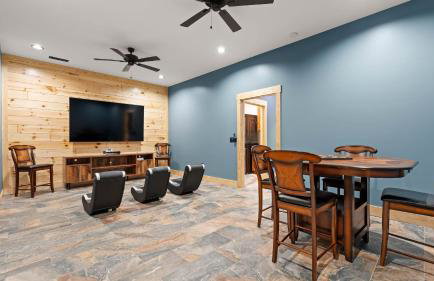 Black Bear Lodge by Avantstay Lakefront, Dock, Pool, Theater Sleeps 20+ - Foto 74