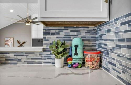 Swim and Relax In our Pool and Hot Tub and Recently Renovated - Foto 23