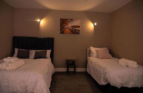 Stylish Flat in Wolverhampton - Short and long Stay with Free Parking - Photo 19