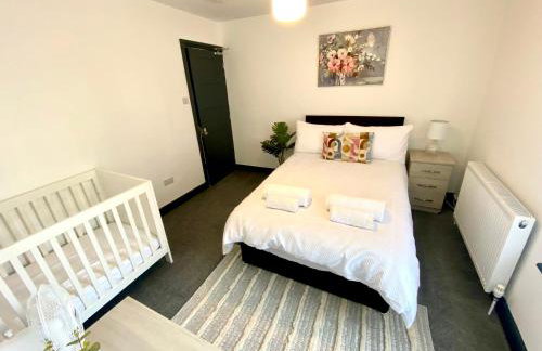 Stylish Home, hosted by ESONGRACE Stays, Stoke-on-Trent - Perfect for Families - Contractors - Holiday makers - Emergency Housing - Professionals, Relocators - Foto 5