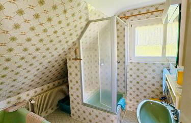 Ferienhaus Oesterle - Idyllisches Schwarzwaldhaus am Bach mit Terrasse & Balkon - Foto 10