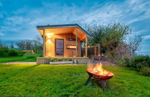 Luxury Glamping Cabin with Outdoor Bath on Cornish Meadow - Photo 2