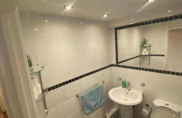 "Snooze Central" - City Centre Apartments above Victoria Centre Shopping Centre with full Kitchen in Milton Street - up to 4 Beds - most Central Location next to the Hilton Hotel - Outdoor Parking for Cars or Vans five pounds a day - Sunday 1pm Check-Out - Photo 45