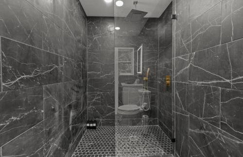 Cozy & Chic Apt King Bed -Free Parking - Foto 24