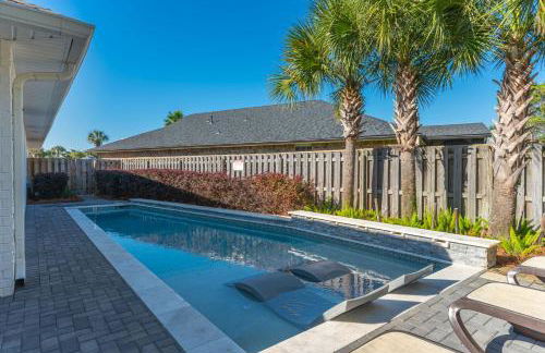 Beautiful Pet Friendly Home! Tropical Pool, Optional Golf Cart & Pool Heat, Minutes to Beach - Foto 57
