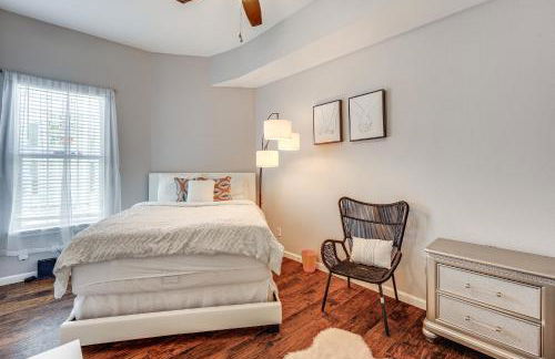 Walk to Parks and Dining Pet-Friendly Home with Yard! - Foto 15