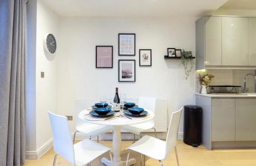 A beautiful Two Bedroom Flat with Garden & Parking - Photo 3