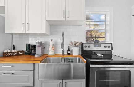 Comfy Modern Farmhouse Cottage w/ Private Patio! - Foto 10