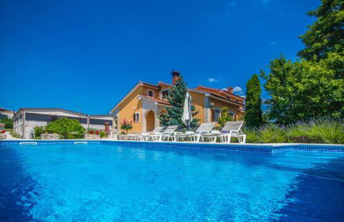 Villa Ritoša, a beautiful pool villa surrounded by greenery - Photo 8