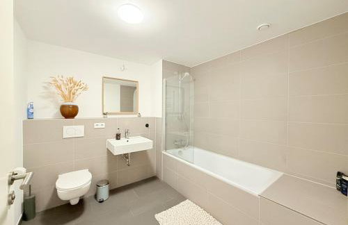 New-three room-Entire Apartment with two Balconies & Garage, Central-Fast Access to City Center - Barmbek -Stadtpark - Foto 11