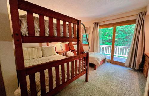 FC44 Renovated 3bed 3bath Forest Cottage AC views yard fast wifi Walk to skiing - Foto 27