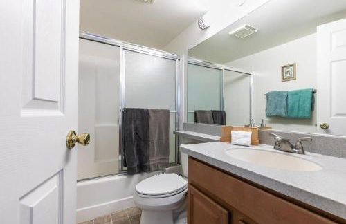 2BR Townhome Walk to Beach or Trails - Foto 13