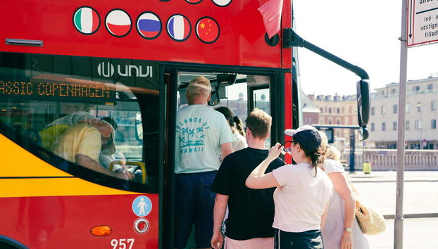 Autobús turístico de Copenhague + Paseo en barco - Foto 3, Listos para subir a bordo del autobús