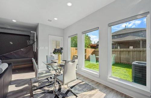 Modern 2024 Townhome with Indoor Hoops Huge TVs and Gray Chic Design - Foto 16