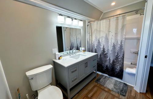 Renovated farmhouse on snowmobile trail with firepit & mountain views, 10 min from Bretton Woods! - Foto 42