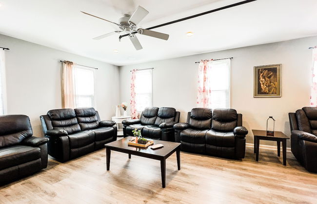 THE 1023 With Private Yard & Parking, Near Falls & Casino by Niagara Hospitality - Photo 30