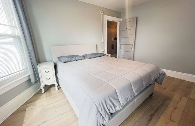 THE 1023 With Private Yard & Parking, Near Falls & Casino by Niagara Hospitality - Photo 11