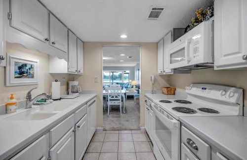 Beachy Vibes - 2BR w lake views & screened sunroom - Foto 22