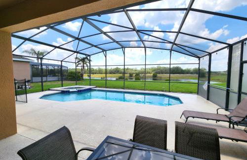 652- Spacious 5-Bedroom Villa with Pool, Spa & Scenic Lake Views - Foto 1