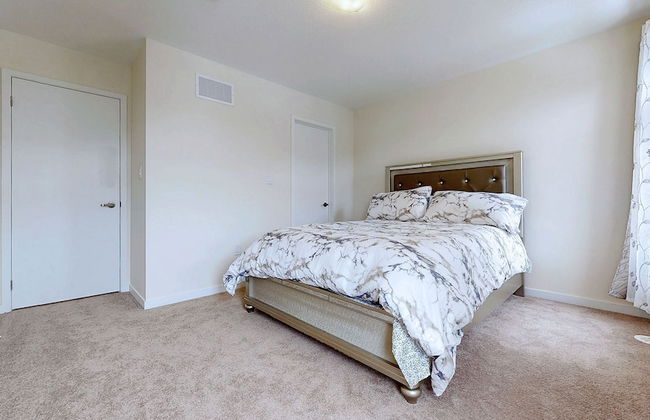 Modern 3-bedroom Oshawa Home - Photo 4