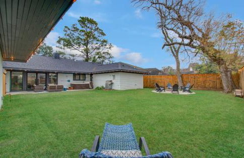 5-BD Modern Central Getaway w Hot Tub - Mins to DT - Foto 36