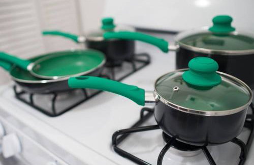 Artful Retreat - King Bed, Work Desk, WIFI, Unique Murals, Perfect for Business Travelers, Downtown & Near Universal Studios - Foto 16